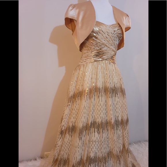 Golden Gown 💛 - Picture 7 of 17